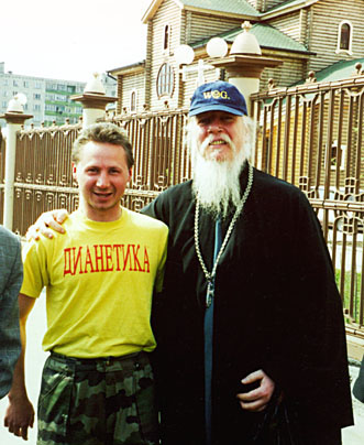 Berliner Dialog 24-25, Vater Dimitrij Smirnow mit jungem Scientologen in Nischnij Nowgorod